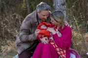 Greta (Laura Osswald) hält überwältigt ihr Kind in den Armen, als auch Miro (Pablo Sprungala) völlig bewegt hinzukommt.