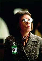 Trotz der beunruhigenden Vorf&auml;lle will Museumsdirektorin Dr. Ann Cuthbert (Linda Hunt) die Er&ouml;ffnungsgala auf keinen Fall verschieben.