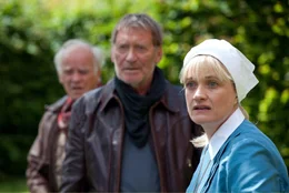 Harry (Matthias Habich, Mitte), Paul (Peter Franke) und Schwester Lydia (Ulrike Grote) k&ouml;nnen sich &uuml;ber Ellys Verhalten nur wundern.