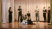 Sergei Polunin (2.v.l.) mit seiner Lehrerin Galina Ivanovna (M.) und jungen T&auml;nzern.