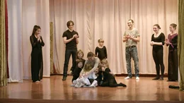 Sergei Polunin (2.v.l.) mit seiner Lehrerin Galina Ivanovna (M.) und jungen T&auml;nzern.