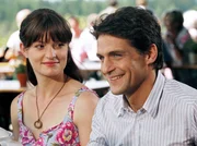 Noch hat Elena (Ina Paule Klink) nur Augen f&uuml;r ihren Verlobten Tom (Robert Seeliger).