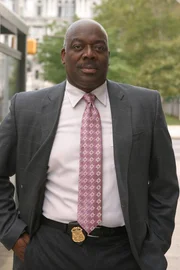 Der eher zurückhaltende Detective Will Jefries (Thom Barry) hält meistens Informationen über weiter zurück liegende Fälle bereit ...