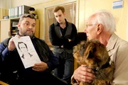 Ollie (Christoph Hagen Dittmann) und Jonas Wolter (Jan Niklas Berg) befragen Willi Kl&ouml;ver (Peter Pauli, r.), der mit seinem Hund aufs Revier gekommen ist. Er erkennt den Mann auf dem Phantombild.