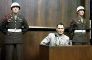 NS-Kriegsverbrecher Hermann Göring (Mi.) während des Nürnberger Prozesses