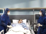 Das Leben von Toni Gebhard (Marc Ben Puch, Mitte) hängt am seidenen Faden. Dr. Kathrin Globisch (Andrea Kathrin Loewig, rechts) überbringt Dr. Kaminski (Udo Schenk), dass auch die Putzfrau des Jazzclubs mit den gleichen Symptomen eingeliefert wird. Das Leben von Toni Gebhard (Marc Ben Puch, Mitte) hängt am seidenen Faden. Dr. Kathrin Globisch (Andrea Kathrin Loewig, rechts) überbringt Dr. Kaminski (Udo Schenk), dass auch die Putzfrau des Jazzclubs mit den gleichen Symptomen eingeliefert wird.