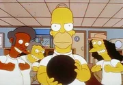 Homers Bowling-Mannschaft: Apu, Moe, Homer und Otto.