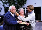 Dr. Eberhard Frank (Hans Caninenberg, li.) ist von seinem Besuch beim Kurschatten Dorchen nach Hause zurückgekehrt. Er und Stefan (Sigmar Solbach) lassen sich von der Haushälterin Martha (Erna Wassmer) verwöhnen. Dr. Eberhard Frank (Hans Caninenberg, li.) ist von seinem Besuch beim Kurschatten Dorchen nach Hause zurückgekehrt. Er und Stefan (Sigmar Solbach) lassen sich von der Haushälterin Martha (Erna Wassmer) verwöhnen.