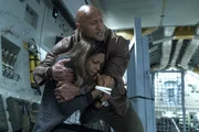 L-R: Dr. Kate Caldwell (Naomie Harris) und Davis Okoye (Dwayne Johnson)