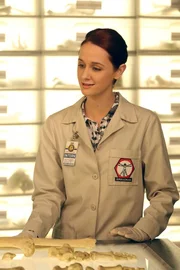 Jessica Warren (Laura Spencer) ist neu am Jeffersonian und soll als Brennans Assistentin arbeiten.