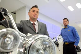 Andreas Vitasek (Theo), Max Schmiedl (Motorrad Verk&auml;ufer).