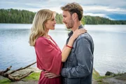 Liv (Sinja Dieks) und Love (Max Woelky) kommen sich näher - doch was wird ihr Verlobter Per dazu sagen? Liv (Sinja Dieks) und Love (Max Woelky) kommen sich näher - doch was wird ihr Verlobter Per dazu sagen?