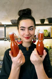 Lucie zeigt, wie man Sriracha-Soße selbst zubereiten kann.