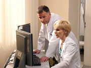Dr. Kathrin Globisch (Andrea Kathrin Loewig) und Dr. Roland Heilmann (Thomas R&uuml;hmann) werten die MRT-Befunde von Peter Hanke aus. Auf den Bildern ist zu erkennen, dass Peter Hanke einen Schlaganfall hatte und die Narbe nun die epileptischen Anf&auml;lle ausl&ouml;st. Eine Operation ist &auml;u&szlig;erst gef&auml;hrlich, da dabei weitere Regionen des Gehirns verletzt werden k&ouml;nnen.
