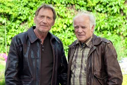 Nach einem halben Jahrhundert in Amerika kehren die Freunde Harry (Matthias Habich, li.) und Paul (Peter Franke) nach Deutschland zur&uuml;ck.