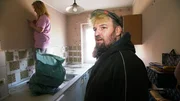 Punker Paddy (42) hilft Jessica und Olaf bei der Küchenrenovierung