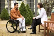 Dr. Ina Schulte (Isabell Gerschke) und Dr. Philipp Brentano (Thomas Koch) haben gerade erfahren, dass Sarah Marquardt und Philipps Frau Arzu mit einer Hochschwangeren im Fahrstuhl stecken geblieben sind.