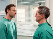 Sascha Lehmann (Tim Wilde, rechts) bedankt sich bei Dr. Martin Stein (Bernhard Bettermann), dass er seinem Sohn das Leben gerettet hat. Sascha Lehmann (Tim Wilde, rechts) bedankt sich bei Dr. Martin Stein (Bernhard Bettermann), dass er seinem Sohn das Leben gerettet hat.