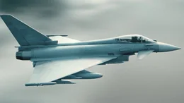 In &Uuml;berschallgeschwindigkeit bewegt sich der Eurofighter durch die Luft.