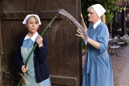 Schwester Lydia (Ulrike Grote) f&uuml;rchtet, dass Elly (Cornelia Froboess,li.) im &Uuml;berschwang der Gef&uuml;hle eine Dummheit begehen k&ouml;nnte.