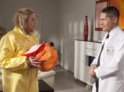 Sarah Marquardt (Alexa Maria Surholt), die immer noch unter Quarantäne steht, hat einen wichtigen Termin. Dr. Kaminski (Udo Schenk) lässt es sich nicht nehmen, sie in einen Isolieranzug zu stecken, bevor er ihr berichtet, dass der Erreger gefunden und die Quarantäne aufgehoben ist. Sarah Marquardt (Alexa Maria Surholt), die immer noch unter Quarantäne steht, hat einen wichtigen Termin. Dr. Kaminski (Udo Schenk) lässt es sich nicht nehmen, sie in einen Isolieranzug zu stecken, bevor er ihr berichtet, dass der Erreger gefunden und die Quarantäne aufgehoben ist.