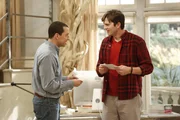 Alan (Jon Cryer, l.) und Walden (Ashton Kutcher, r.) - Glauben, dass Charlie noch am Leben ist ... Alan (Jon Cryer, l.) und Walden (Ashton Kutcher, r.) - Glauben, dass Charlie noch am Leben ist ...