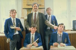 Die Monty Python-Truppe im Internat (v.l.n.r.: Eric Idle, Michal Palin (sitzend), John Cleese (stehend), Graham Chapman, Terry Jones)