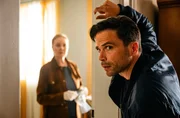 Anne Fuchs (Lina Wendel) und Youssef El Kiliali (Karim Chérif) haben sich unerlaubt Zutritt zu einer Wohnung beschafft und sichern Beweismittel.