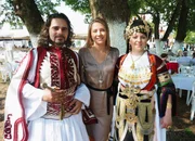 Moderatorin Wasiliki Goutziomitros (M.) mit Brautpaar Achilles und Athina Leras. Moderatorin Wasiliki Goutziomitros (M.) mit Brautpaar Achilles und Athina Leras.