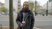 Jens wurde vor kurzem aus der Haft entlassen. Fast jeden Tag verbringt er vor dem gleichen Supermarkt, um Geld zu schnorren - für Lebensmittel und auch für das Heroin, dass er konsumiert.
