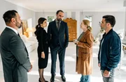 Anne Fuchs (Lina Wendel, 2.v.r.) horcht Hakim Al-Hassani (Samir Fuchs) und seine Frau Zahra (Sarah Sandeh) aus. Flankiert werden sie von Al-Hassanis Leibwächter (Onur Koc, l) und Youssef El Kilali (Karim Chérif, r).
