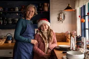 Maja (Birthe Neumann, links) mit Astrid (Rosita Nellie Holse Gjurup) in der Küche. Maja (Birthe Neumann, links) mit Astrid (Rosita Nellie Holse Gjurup) in der Küche.