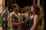 Max (Daniel Gawlowski) gratuliert Hanna (Fanny Krausz).