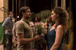 Max (Daniel Gawlowski) gratuliert Hanna (Fanny Krausz).