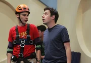 Um an einen bestimmten Computer f&uuml;r seine Forschung zu kommen, m&ouml;chte sich Sheldon (Jim Parsons, l.) mit Barry Kripke (Jon Ross Bowie, r.) anfreunden. Doch der zeigt kein Interesse ...