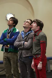 Sheldon m&ouml;chte sich mit Barry Kripke, einem Kollegen von der Uni, anfreunden, obwohl der ein eher unangenehmer Mensch ist, den Leonard (Johnny Galecki, M.), Howard (Simon Helberg, r.) und Raj (Kunal Nayyar, l.) &uuml;berhaupt nicht leiden k&ouml;nnen ...