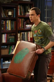 Penny schie&szlig;t versehentlich mit dem Paintballgewehr und trifft ausgerechnet das Kissen auf Sheldons (Jim Parsons) geheiligtem Platz auf der Couch. Ein fataler Schuss ...