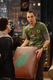 Sheldon ist verzweifelt, er hat die Farbe auf seinem Kissen entdeckt. Leonard versucht ihn zu beruhigen, doch es gelingt ihm leider nicht.