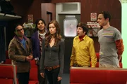 In San Francisco findet eine Fachkonferenz statt, zu der Sheldon (Jim Parsons, r.), Leonard (Johnny Galecki, l.), Rajesh (Kunal Nayyar, 2.v.l.) und Howard (Simon Helberg, 2.v.r.) reisen. Im Zug treffen sie auf die attraktive Schauspielerin Summer Glau (Summer Glau, M.) und alle sind hin und weg ...