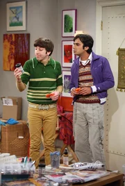 Wollen Penny helfen, ihre erste Bestellung rechtzeitig abzuliefern, doch das ist leichter gesagt als getan: Howard (Simon Helberg, l.) und Raj (Kunal Nayyar, r.) ...