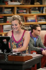 Penny (Kaley Cuoco, l.) ist von der Webseite, die Leonard (Johnny Galecki, r.) f&uuml;r sie gebastelt hat, begeistert ...