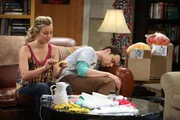 W&auml;hrend Sheldon (Jim Parsons, r.) Penny (Kaley Cuoco, l.) bei ihrer Haarspangen-Idee behilflich ist, trinkt er erstmalig in seinem Leben Kaffee. Mit fatalen Folgen ...