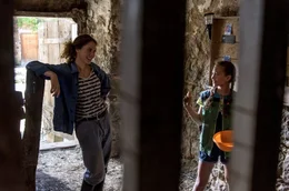 Hanna (Fanny Krausz, links) und Schwester Pauline (Helena Sch&ouml;nfelder) sammeln Eier ein.