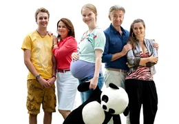 Die 14-j&auml;hrige Mona (Stefanie Amarell) ist schwanger &ndash; und erh&auml;lt von ihren Eltern Stefan (Dominic Raacke, 2. v. r.) und Judith (Barbara Auer, 2. v. li.) sowie ihren Geschwistern Cosima (Hannah Valentin, re.) Ben (Johannes G&auml;de, li.) jede Menge Unterst&uuml;tzung