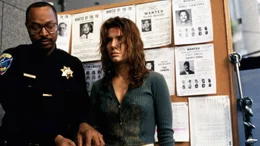 Die Identit&auml;t der Computerspezialistin Angela Bennett (Sandra Bullock) ist aus allen Netzen getilgt. Sie ist pl&ouml;tzlich zu der von der Polizei gesuchten Prostituierten Judith Marx geworden.