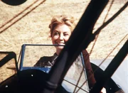 An ihrem Geburtstag hängt Olivia Walton (Michael Learned) in dem notgelandeten Postflugzeug ihren Träumen nach ... An ihrem Geburtstag hängt Olivia Walton (Michael Learned) in dem notgelandeten Postflugzeug ihren Träumen nach ...