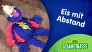 Elmo soll in einer Warteschlange Abstand halten. Aber wie misst er den richtigen Abstand? Elmo soll in einer Warteschlange Abstand halten. Aber wie misst er den richtigen Abstand?