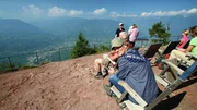 Moderatorin Andrea Jansen (vorne l.) auf dem Knottnkino oberhalb Meran.