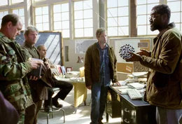 Krisenstab (v.l.n.r.: Richard Jenkins, Tch&eacute;ky Karyo, Stanley Tucci, Aaron Eckhart, Delroy Lindo) ...