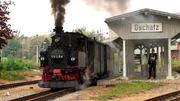 Die Döllnitzbahn beginnt am Bahnhof Oschatz und endet heute im knapp 19 km entfernten Glossen. Seit Sommer wird auch wieder die bei Nebitzschen abzweigende Strecke bis nach Kemmlitz befahren. Der tägliche „normale“ Personenverkehr wird mit Dieselloks bzw. einem Triebwagen durchgeführt. Bei Sonderfahrten, wie hier den Herbstfahrten, kommen auch Dampfloks zum Einsatz. Die Döllnitzbahn beginnt am Bahnhof Oschatz und endet heute im knapp 19 km entfernten Glossen. Seit Sommer wird auch wieder die bei Nebitzschen abzweigende Strecke bis nach Kemmlitz befahren. Der tägliche „normale“ Personenverkehr wird mit Dieselloks bzw. einem Triebwagen durchgeführt. Bei Sonderfahrten, wie hier den Herbstfahrten, kommen auch Dampfloks zum Einsatz.